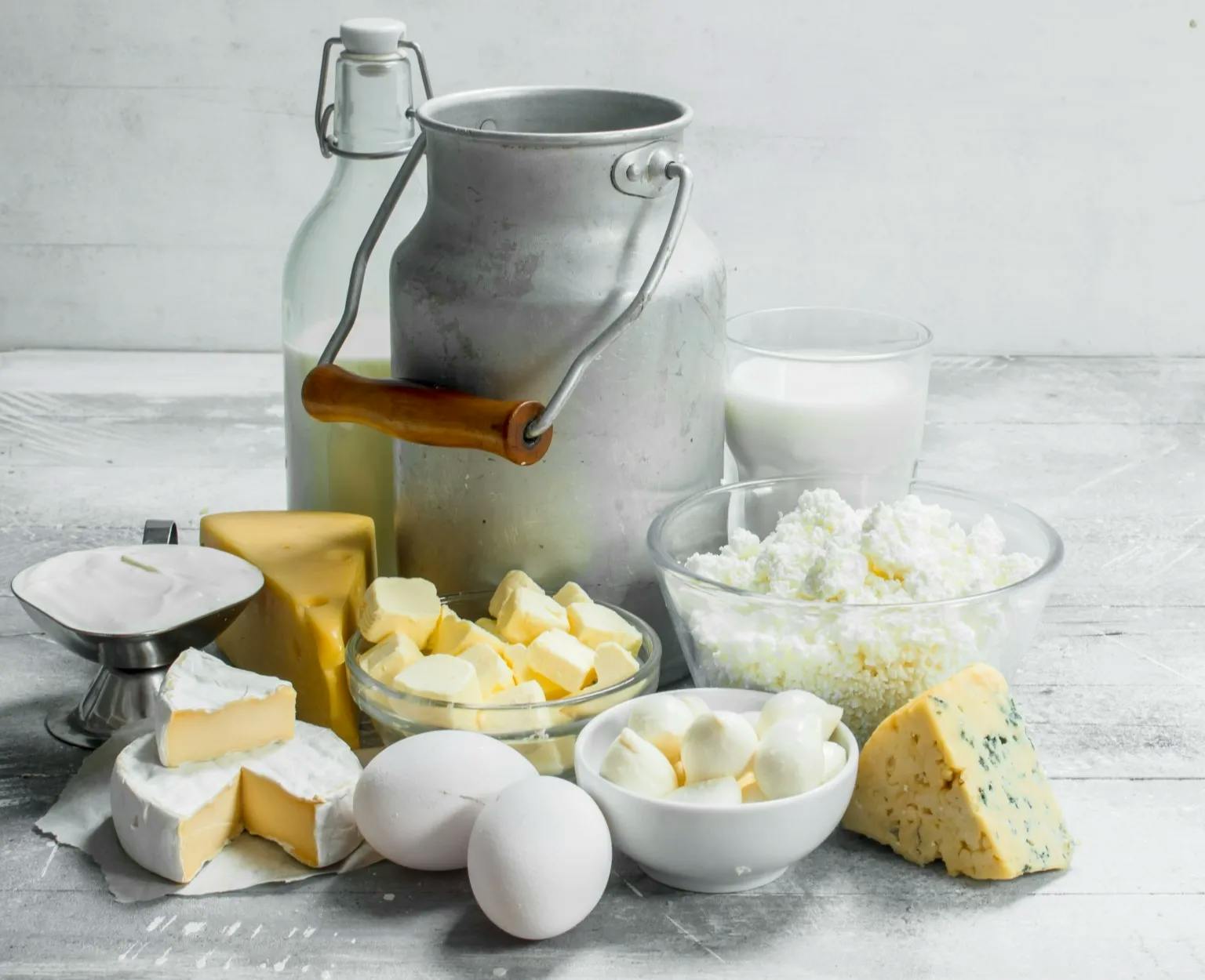 Jarras de leite, diversos tipos de queijo e ovos